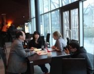 新聞社の取材を受ける<br>
Interviewed by a newspaper