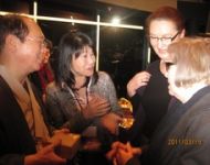 監督の奥様(右手前)<br>
Wayda's wife (right foreground)