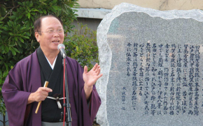 11代鶴賀若狭掾が除幕式で挨拶<br>
Speaking at the unveiling ceremony