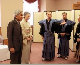 両陛下に出演者を紹介 <br><em>Introducing colleagues</em>